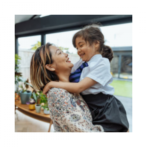 Maman riant avec sa fille sur les genoux