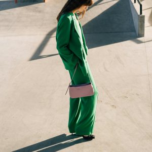 Femme en tailleur vert sur un rooftop