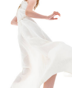 Une robe fluide 100% lin biologique, parfaite pour les journées estivales. Conçue avec soin pour garantir confort et durabilité.