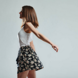 Jeune fille en t-shirt blanc et jupe fleurie
