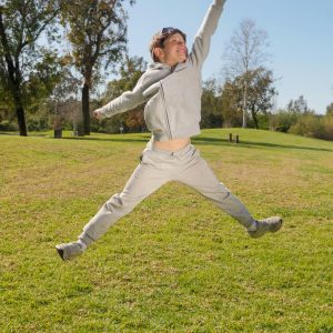 Enfant sautant en plein air dans un parc