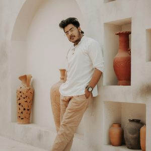 Homme stylé dans une tenue casual claire