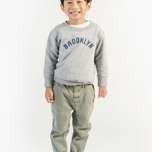 Petit garçon en sweat “Brooklyn” les mains dans le dos