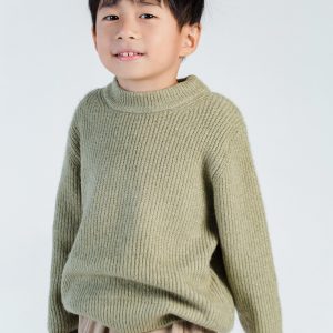 Garçon souriant en pull torsadé vert